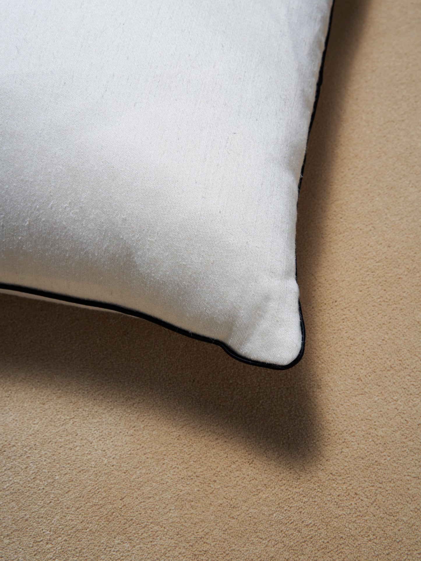 PIPED CUSHION - SILK SATEEN - CHAMPAGNE