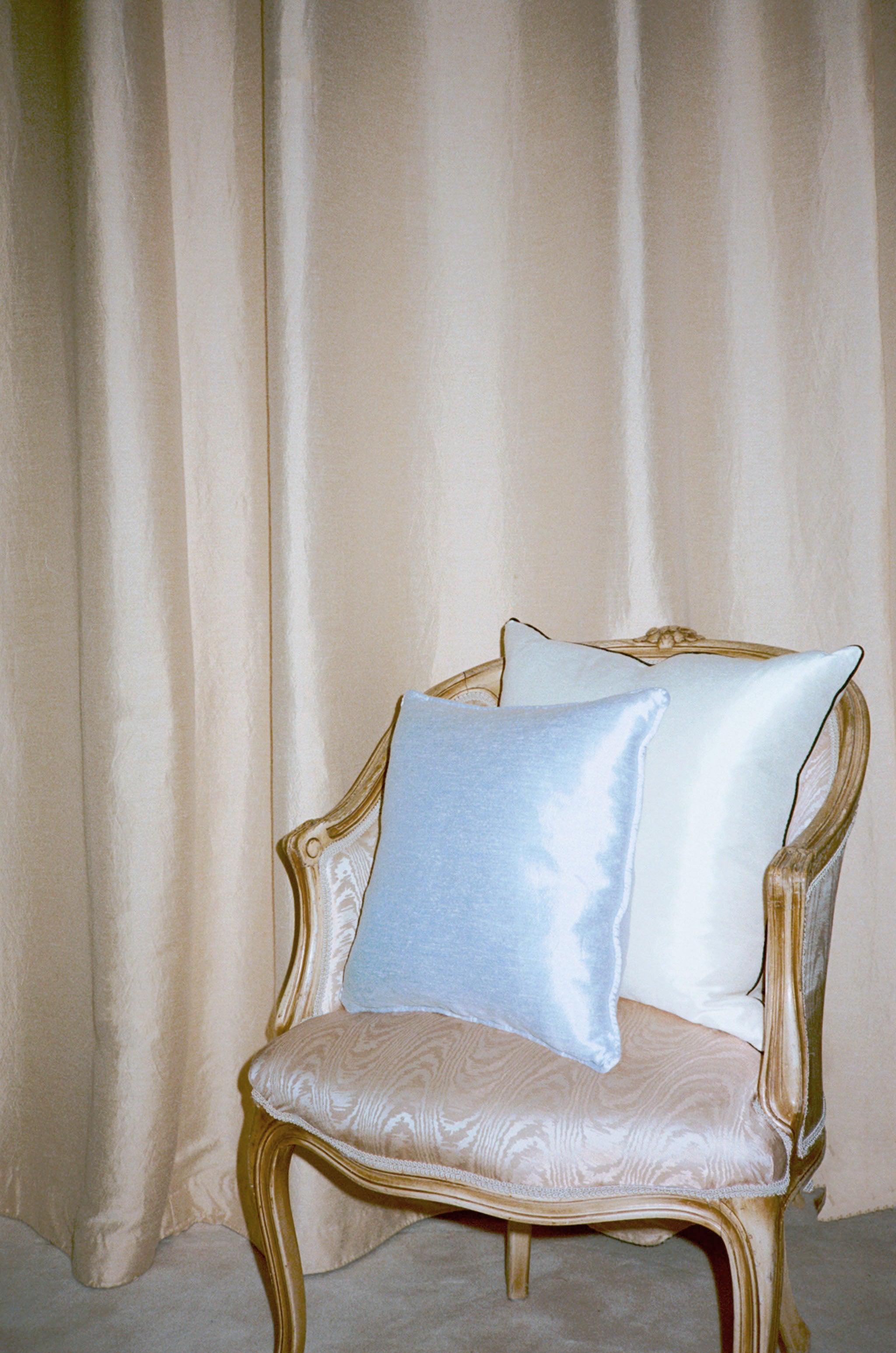 SELF-PIPED CUSHION - SILK SATEEN - CELESTE