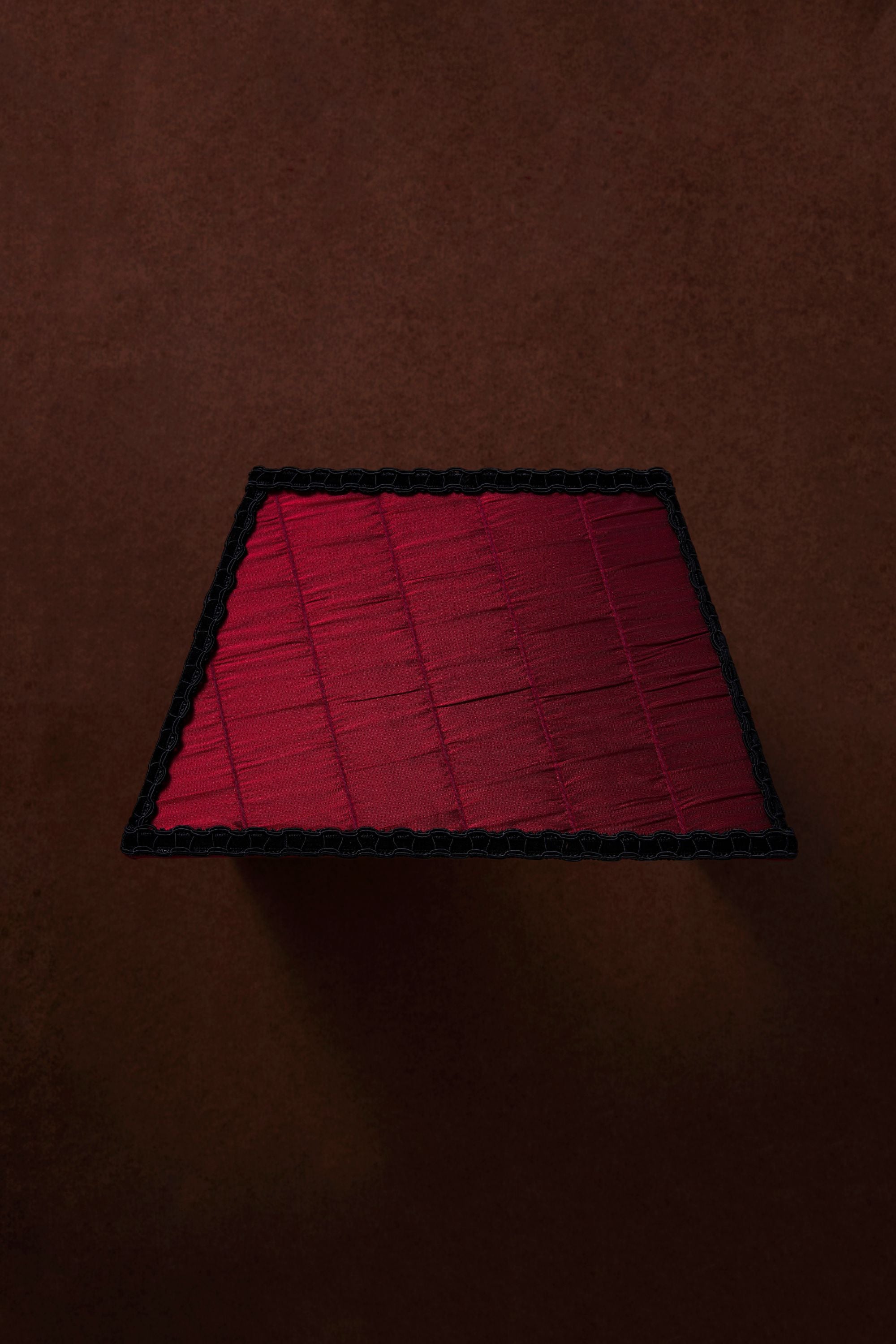 THE RA SHADE - TOILE DE FOND - CRIMSON