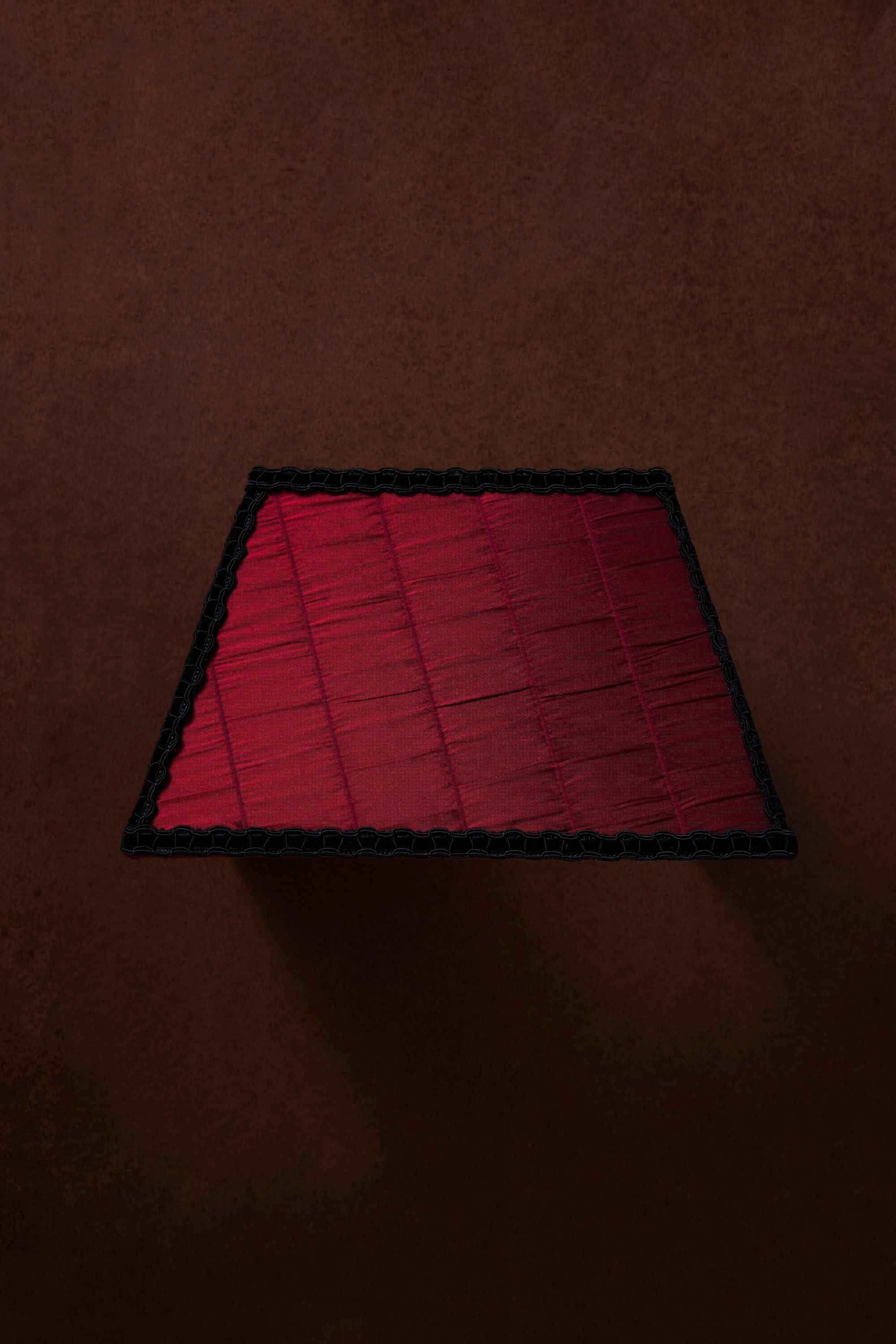 THE RA SHADE - TOILE DE FOND - CRIMSON