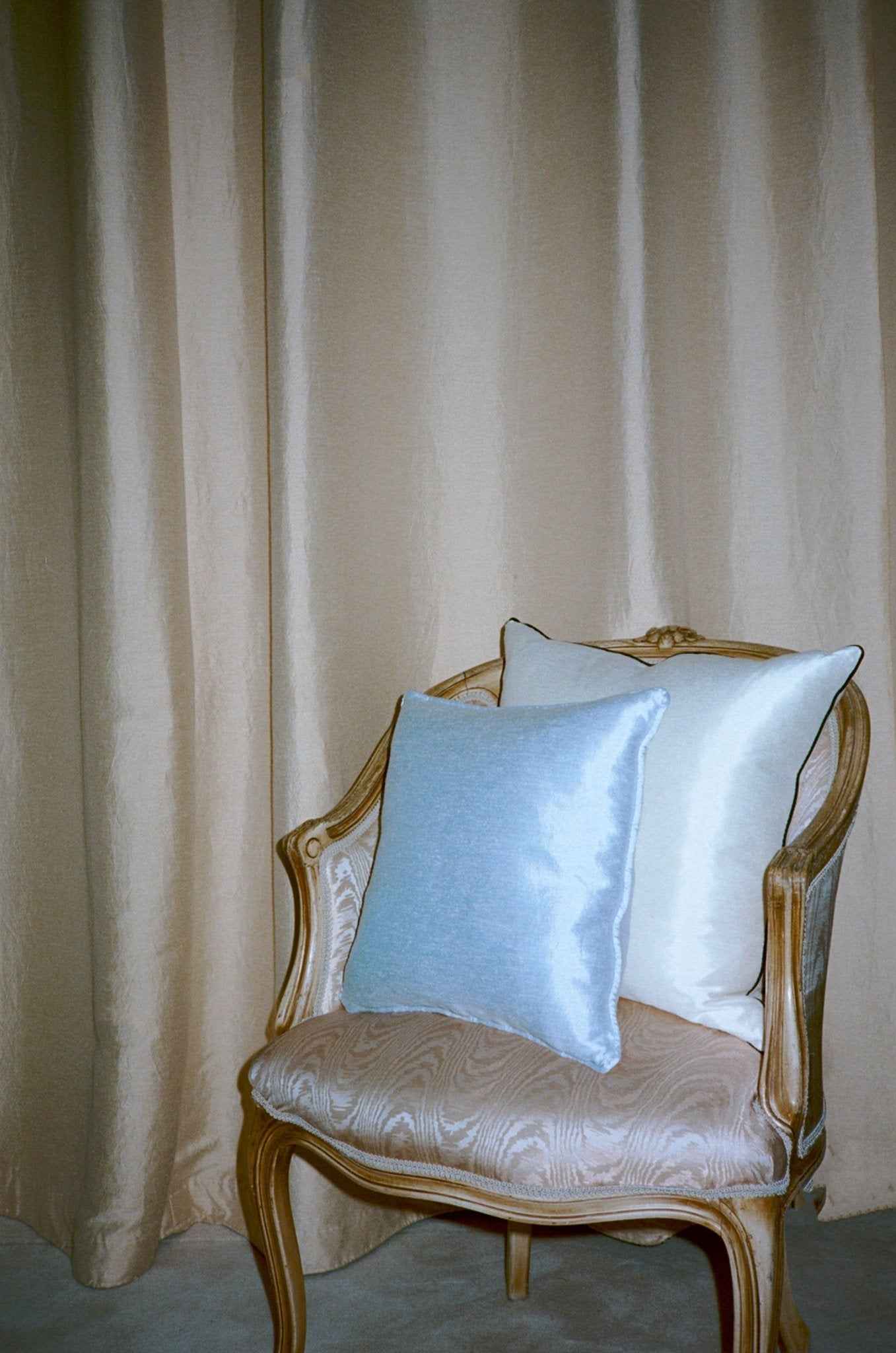 PIPED CUSHION - SILK SATEEN - CHAMPAGNE - LARGE