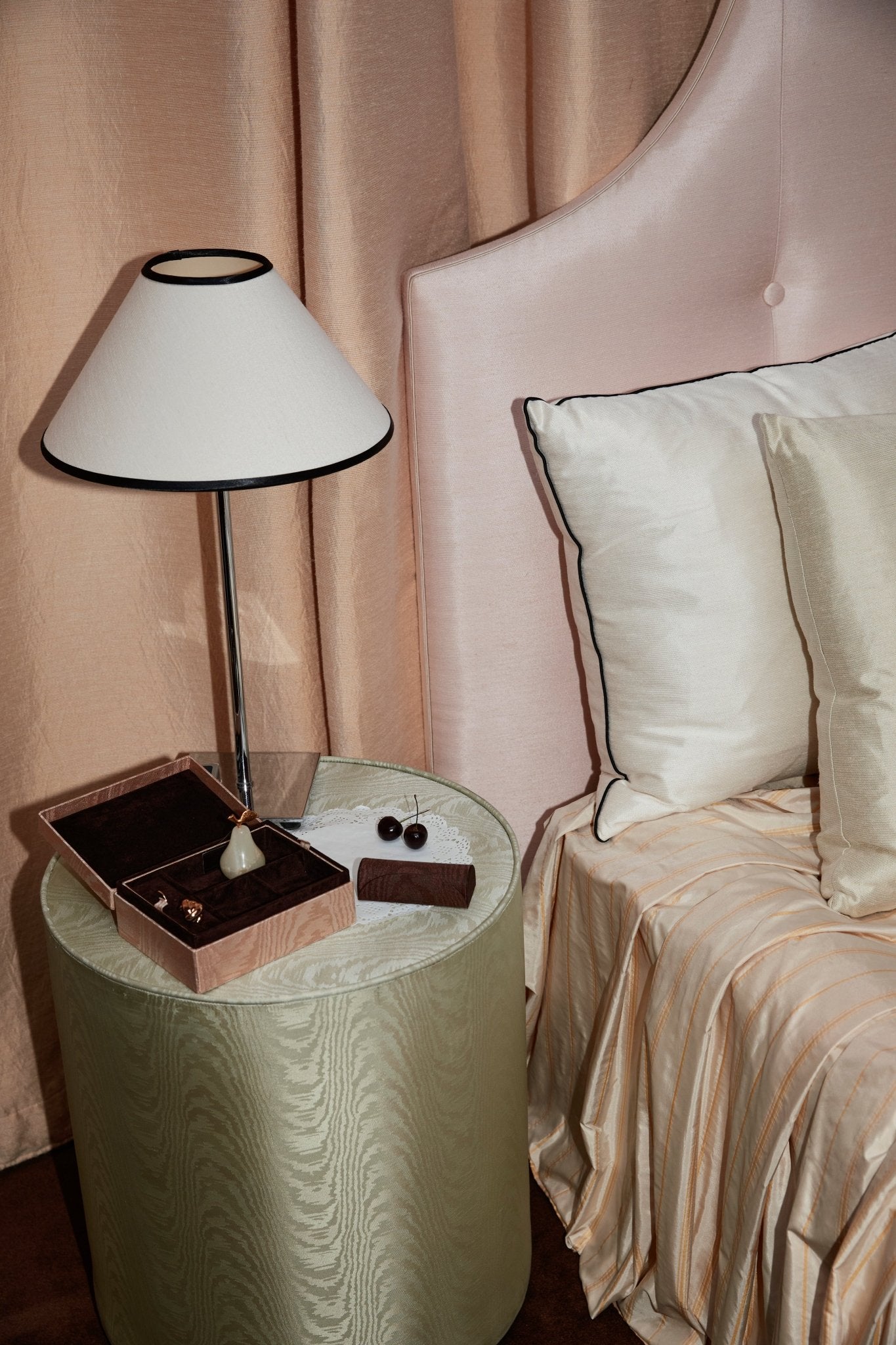 PIPED CUSHION - SILK SATEEN - CHAMPAGNE - LARGE - CC Moulton