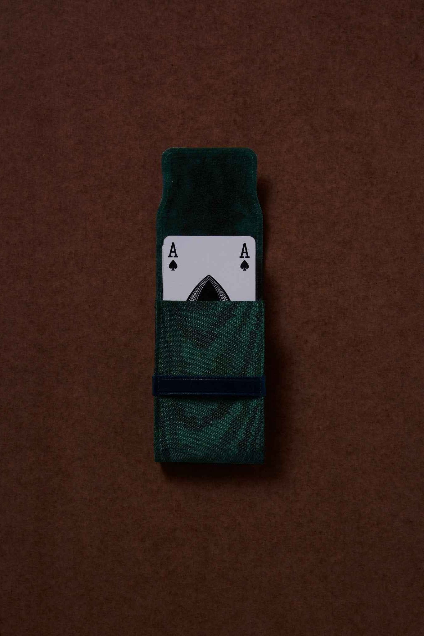the card sleeve - moiré tissé - banker's lamp green