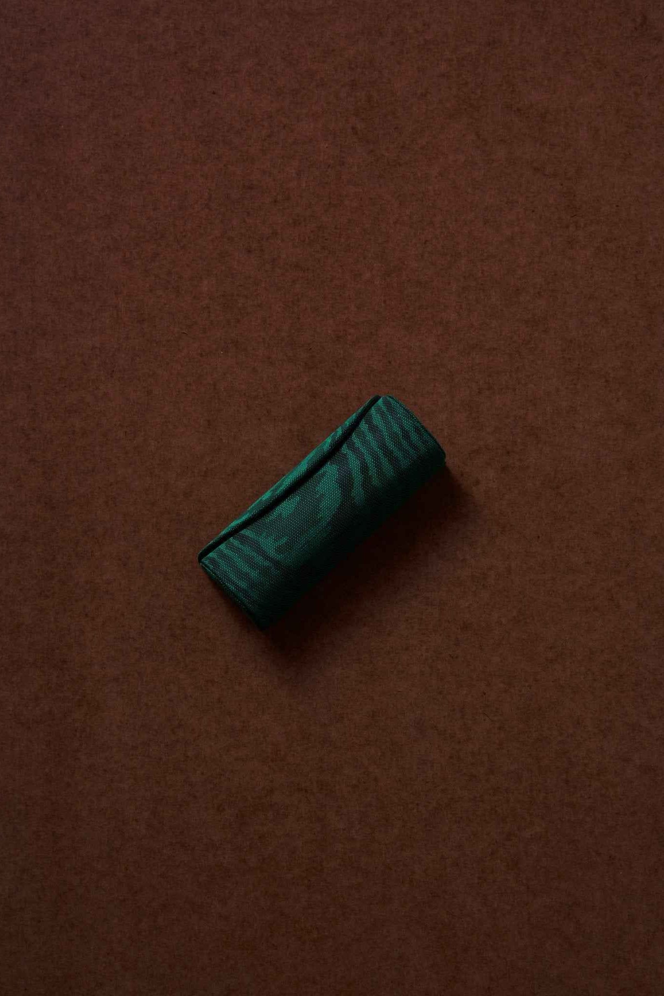 the etui - moiré tissé - banker's lamp green
