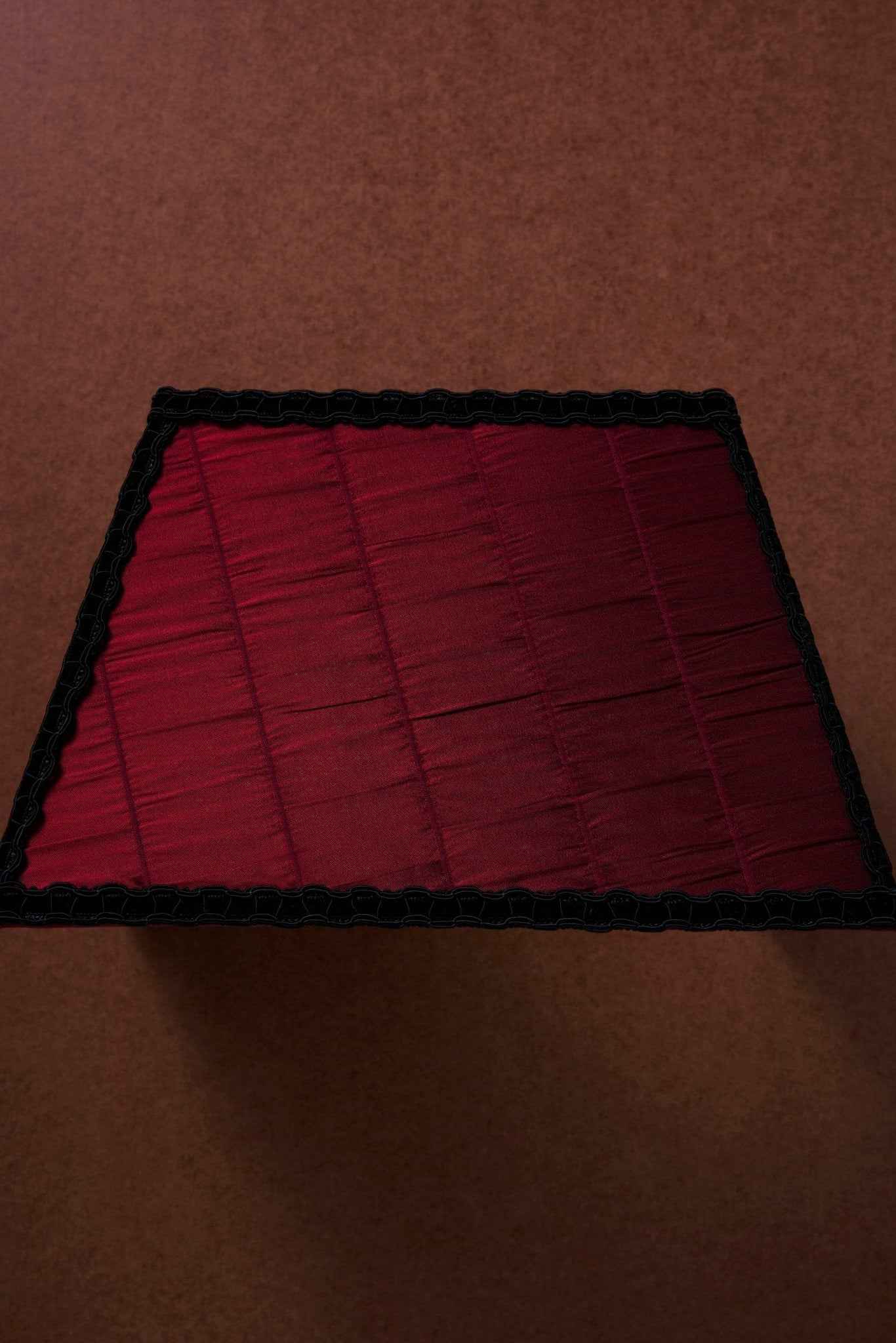 THE RA SHADE - TOILE DE FOND - CRIMSON